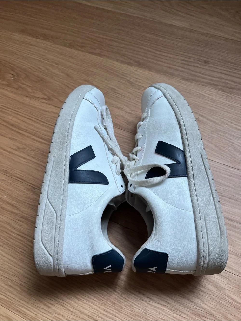 VEJA Women’s  URCA CWL White Nautico sneaker size 9